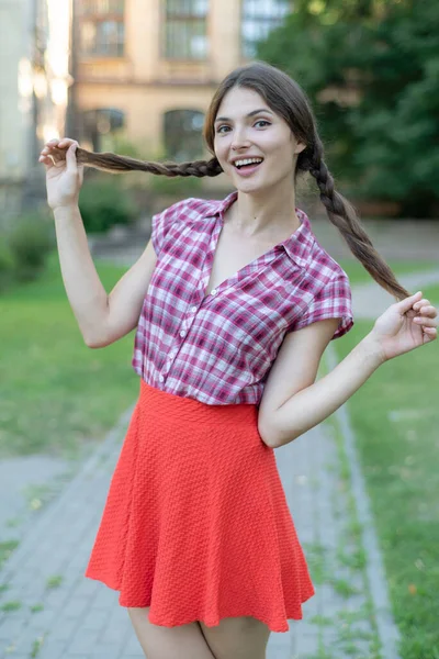 Jeune fille dans une chemise à carreaux rouge — Photo