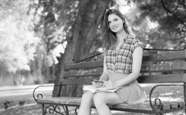 Bankta genç bir kız öğrenci. Siyah beyaz fotoğraf. BW