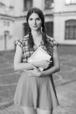 Etek ve ekose gömlekli kız öğrenci. Siyah beyaz fotoğraf. BW