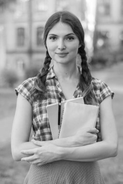 Etek ve ekose gömlekli kız öğrenci. Siyah beyaz fotoğraf. BW