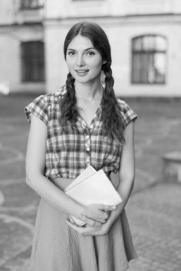 Etek ve ekose gömlekli kız öğrenci. Siyah beyaz fotoğraf. BW