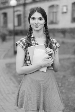 Etek ve ekose gömlekli kız öğrenci. Siyah beyaz fotoğraf. BW