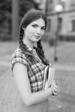 Etek ve ekose gömlekli kız öğrenci. Siyah beyaz fotoğraf. BW