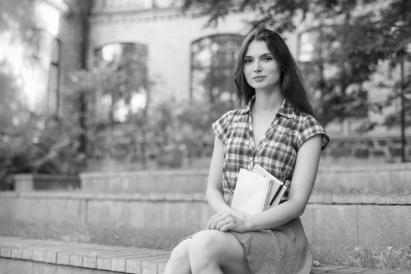 Flickstudent i kjol och rutig skjorta. Svart och vitt foto. BW — Stockfoto