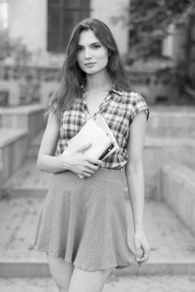 치마입고 격자무늬 셔츠입은 여학생. 흑백 사진. BW — 스톡 사진