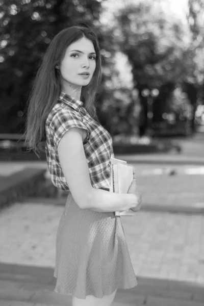 치마입고 격자무늬 셔츠입은 여학생. 흑백 사진. BW — 스톡 사진