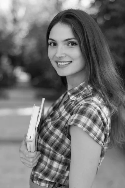 Chica estudiante en falda y camisa a cuadros. Foto en blanco y negro. BW —  Fotos de Stock