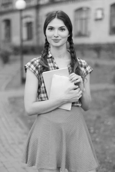 Chica estudiante en falda y camisa a cuadros. Foto en blanco y negro. BW —  Fotos de Stock