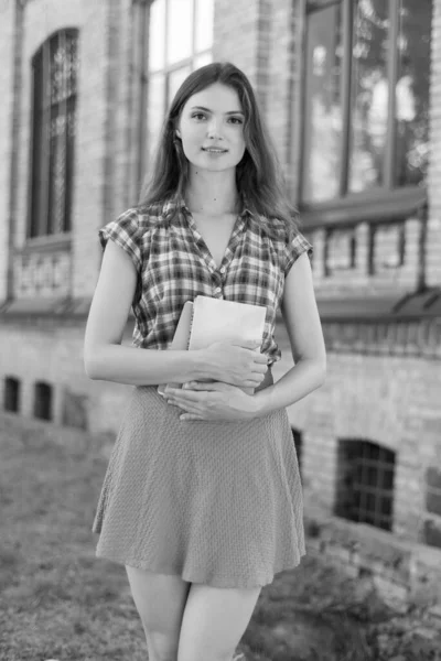 Студентка в юбке и клетчатой рубашке. Черно-белая фотография. BW — стоковое фото