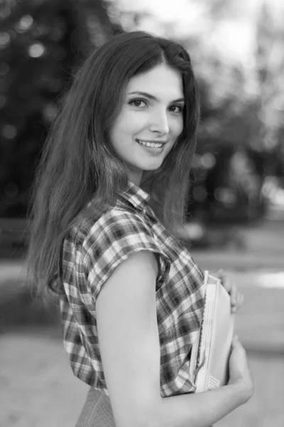 Chica estudiante en falda y camisa a cuadros. Foto en blanco y negro. BW —  Fotos de Stock