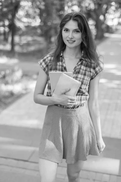 Estudante menina em saia e camisa xadrez. Foto em preto e branco. BW — Fotografia de Stock