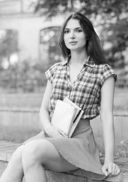 Estudante menina em saia e camisa xadrez. Foto em preto e branco. BW — Fotografia de Stock