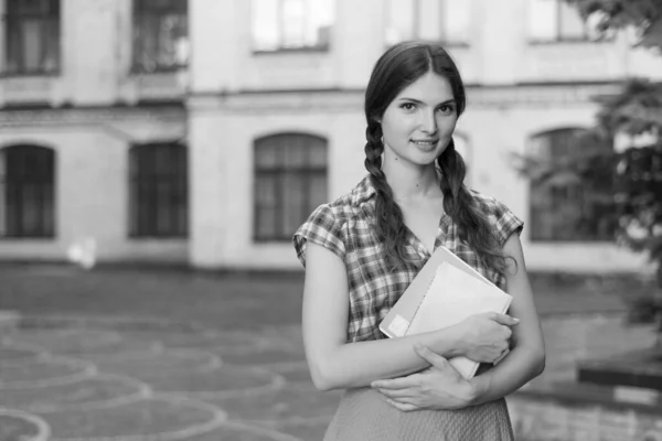 Estudante menina em saia e camisa xadrez. Foto em preto e branco. BW — Fotografia de Stock