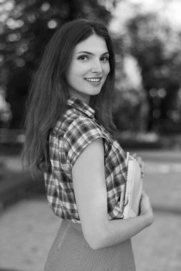 Etek ve ekose gömlekli kız öğrenci. Siyah beyaz fotoğraf. BW