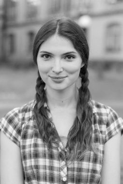 Ekose gömlekli genç kız. Siyah beyaz fotoğraf. BW