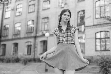 Ekose gömlekli genç kız. Siyah beyaz fotoğraf. BW