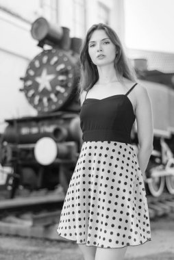 Puantiyeli siyah elbiseli bir kız. Siyah beyaz fotoğraf. BW