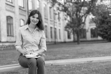 Gömlekli güzel kız öğrenci. Siyah beyaz fotoğraf. BW