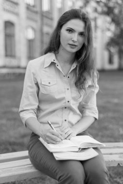 Gömlekli güzel kız öğrenci. Siyah beyaz fotoğraf. BW