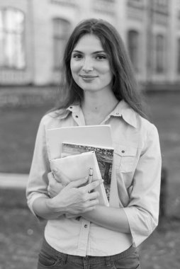 Gömlekli güzel kız öğrenci. Siyah beyaz fotoğraf. BW