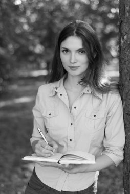 Gömlekli güzel kız öğrenci. Siyah beyaz fotoğraf. BW