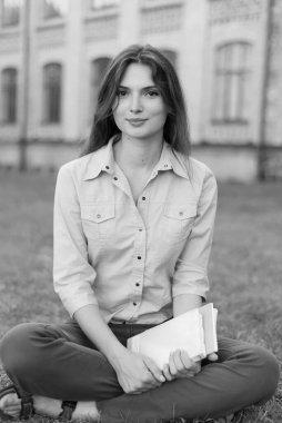 Gömlekli güzel kız öğrenci. Siyah beyaz fotoğraf. BW