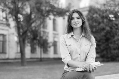 Gömlekli güzel kız öğrenci. Siyah beyaz fotoğraf. BW