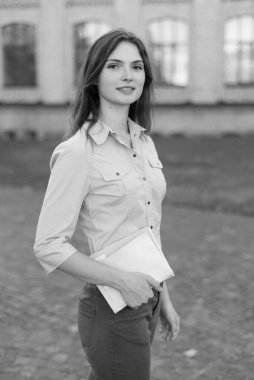 Gömlekli güzel kız öğrenci. Siyah beyaz fotoğraf. BW