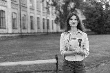 Gömlekli güzel kız öğrenci. Siyah beyaz fotoğraf. BW