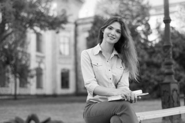 Gömlekli güzel kız öğrenci. Siyah beyaz fotoğraf. BW