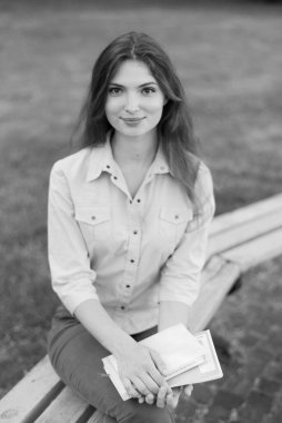 Gömlekli güzel kız öğrenci. Siyah beyaz fotoğraf. BW