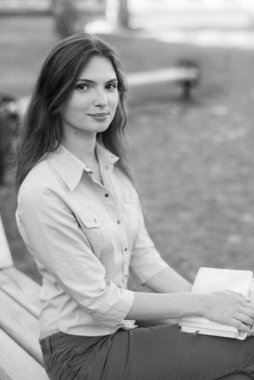 Gömlekli güzel kız öğrenci. Siyah beyaz fotoğraf. BW