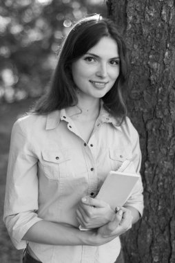 Gömlekli güzel kız öğrenci. Siyah beyaz fotoğraf. BW