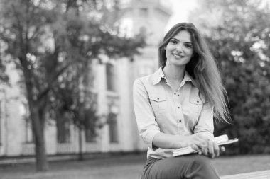 Gömlekli güzel kız öğrenci. Siyah beyaz fotoğraf. BW