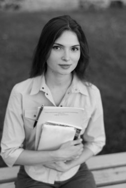 Gömlekli güzel kız öğrenci. Siyah beyaz fotoğraf. BW