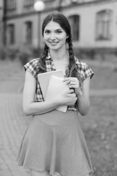 Chica estudiante en falda y camisa a cuadros. Foto en blanco y negro. BW —  Fotos de Stock