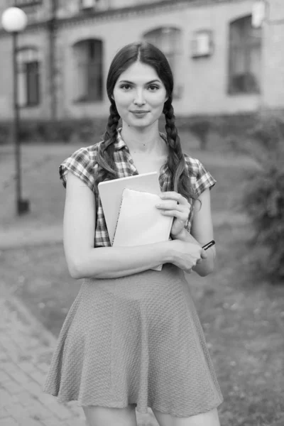 Chica estudiante en falda y camisa a cuadros. Foto en blanco y negro. BW —  Fotos de Stock