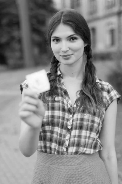 Chica sosteniendo un condón. Sexo protegido. Foto en blanco y negro. BW —  Fotos de Stock