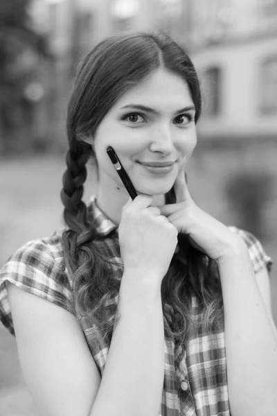 Jovem estudante com caneta. Foto em preto e branco. BW — Fotografia de Stock