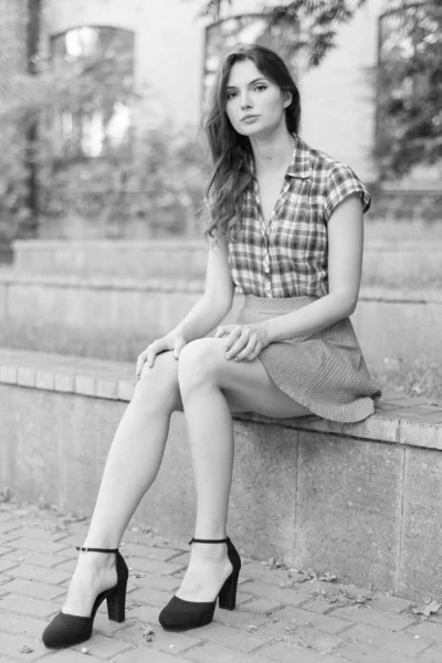Chica joven con una camisa a cuadros. Foto en blanco y negro. BW — Foto de Stock