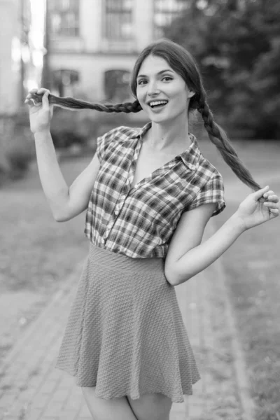 Молода дівчина в плетеній сорочці. Чорно-біле фото. Бетті — стокове фото