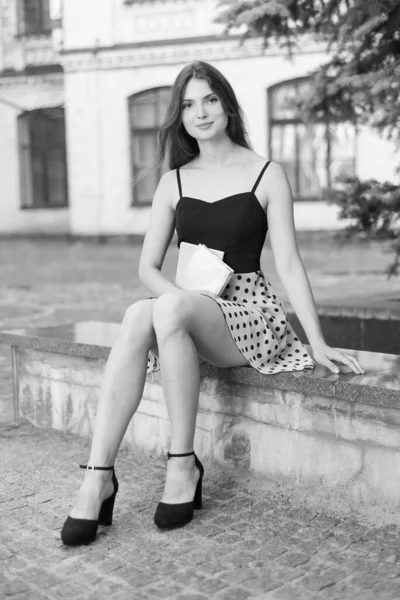 Estudiante en un banco. Foto en blanco y negro. BW —  Fotos de Stock