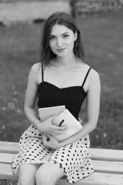 Estudiante en un banco. Foto en blanco y negro. BW —  Fotos de Stock