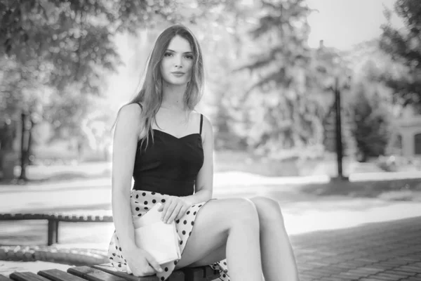 Studentka na lavičce. Černobílá fotka. BW — Stock fotografie