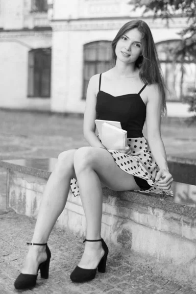 Studentessa su una panchina. Foto in bianco e nero. BW — Foto Stock