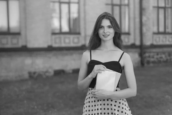 Ung flicka student i klänning. Svart och vitt foto. BW — Stockfoto