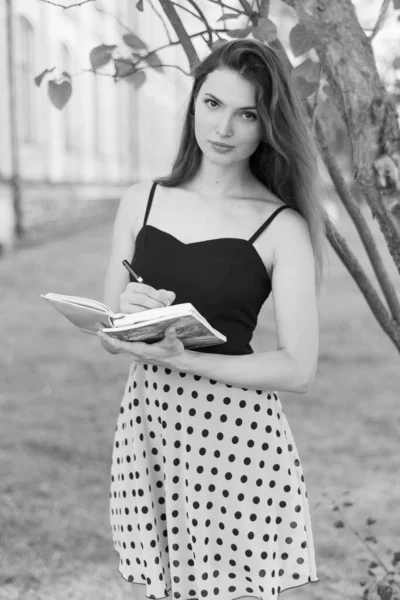 Een jonge studente in jurk. Zwart-wit foto. BW — Stockfoto