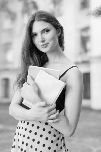 Een jonge studente in jurk. Zwart-wit foto. BW — Stockfoto
