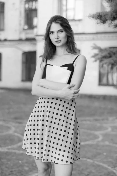 Jeune fille étudiante en robe. Photo en noir et blanc. BW — Photo