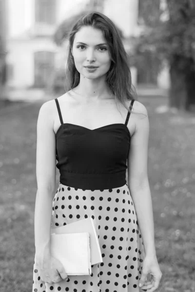 Jovem estudante no vestido. Foto em preto e branco. BW — Fotografia de Stock